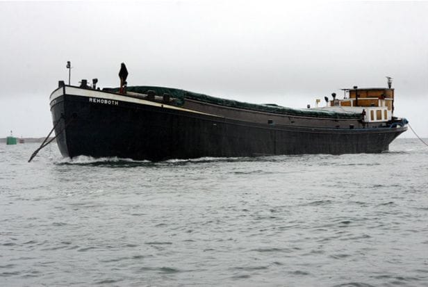 la péniche au bord de l'eau