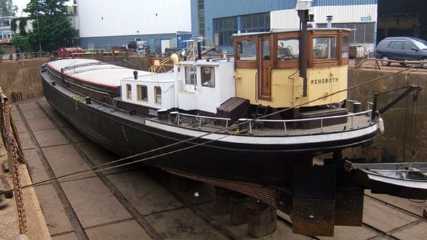 la péniche amarrée à quai