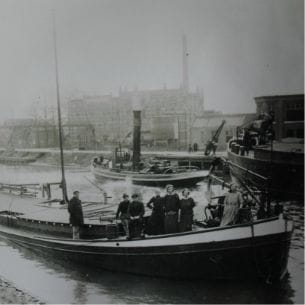 la péniche en noir et blanc en 1927